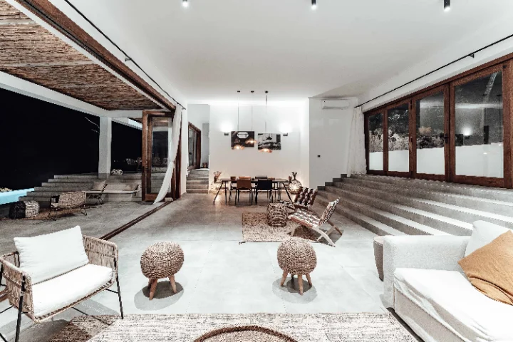 Intérieur de villa, pièce de vie ouverte