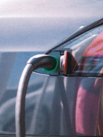 Borne de recharge installée dans un garage