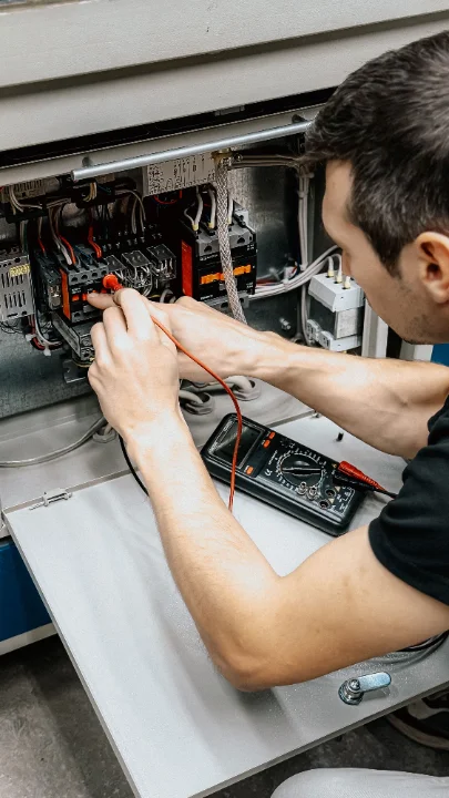 Photo : électricien au travail sur un tableau