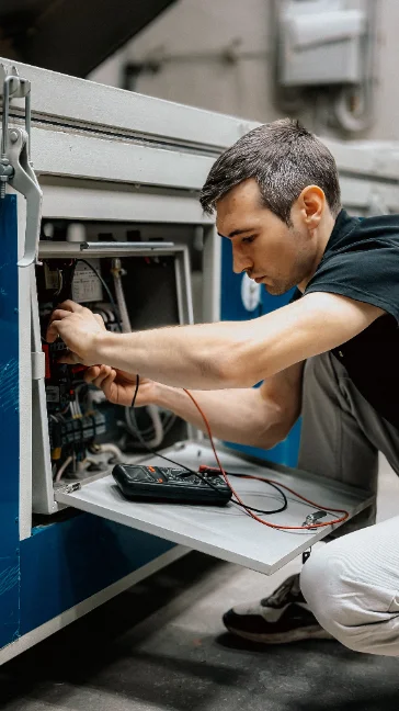 Portrait de l'artisan devant sa camionnette