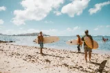 Moniteur et un élève dans l'eau