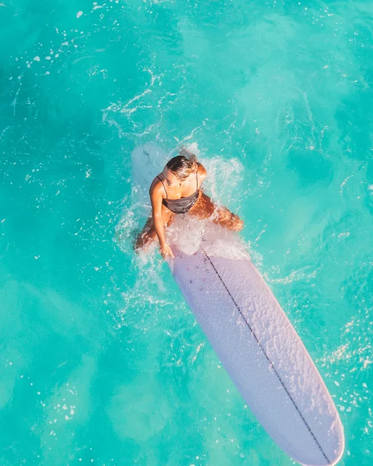 Photo : surfeur dans une vague, lumière du soir
